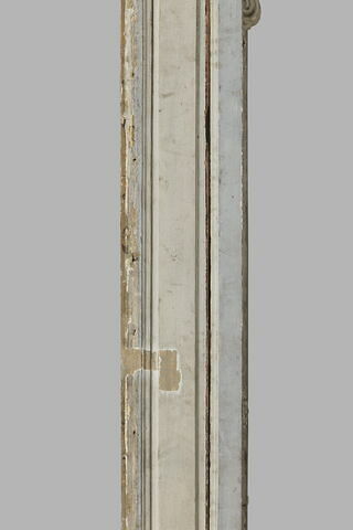 Fragment d'une paire de piédroits d'un trumeau de glace provenant de l'Hôtel Le Bas de Montargis : pied droit gauche facade