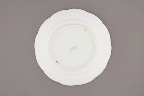Assiette d'une série de quarante et une (R 510 à 549 bis); du service en pâte tendre blanche décorée de vases fleuris et d'amour en camaïeu rose et à bordure oeil de perdrix doré (R 489 à 549), image 2/3