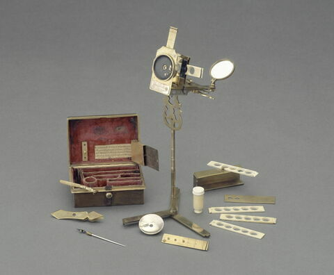 Microscope simple de poche et sa boîte