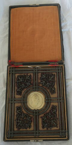 Médaillon dans son écrin : François-René de Chateaubriand, image 2/2