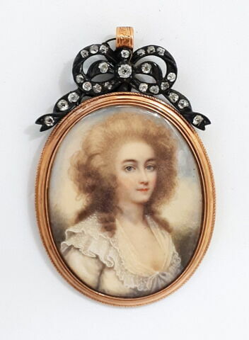 Médaillon ovale en or : portrait féminin, Lady Millebank (étiquette), image 1/2