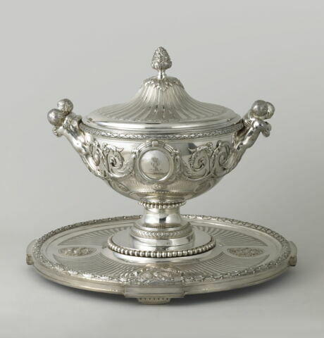 Pot à oille, sa doublure et son plateau, du service du Roi d'Angleterre et de Hanovre George III, d'une paire (OA 10607)