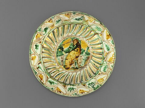 Plat circulaire : putto jouant d'un instrument de musique à cordes, image 2/3