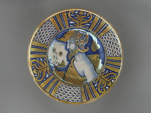 Grand plat rond : guerrier casqué en buste de profil, image 1/2