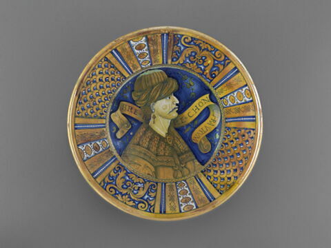 Grand plat rond : buste masculin