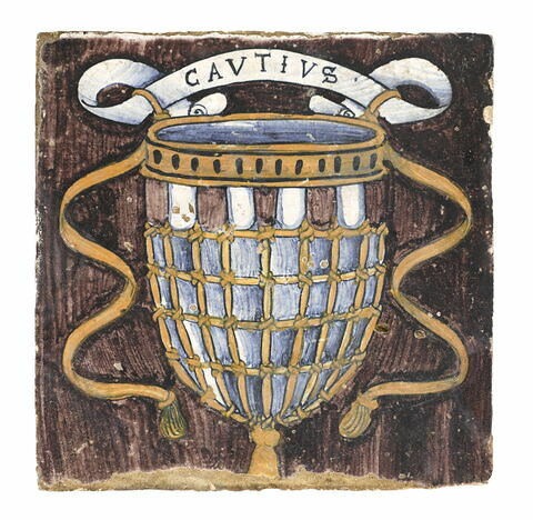 Carreau carré, d'un ensemble de six carreaux aux emblèmes des Gonzague (OA 6342 A-F) : une muselière avec le motto « CAUTIUS » [plus prudemment], image 3/3