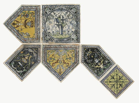 Carreau pentagonal (mattonella) : décor de grotesques sur fond noir, image 5/5