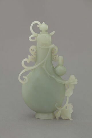 Petit vase à couvercle et à panse aplatie