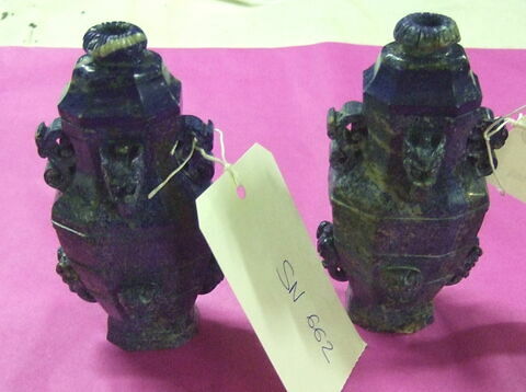 Deux vases à facette à décor de tête d'animaux fantastiques à trompe
lapis lazuli