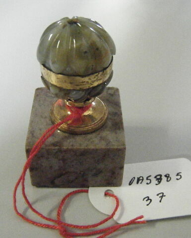 Vase composé de deux hémisphères godronnés réunis par une monture en cuivre doré
