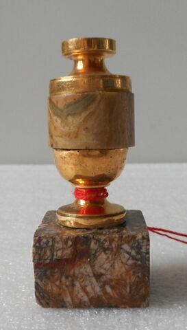 Vase à panse piriforme avec col et pied en cuivre doré