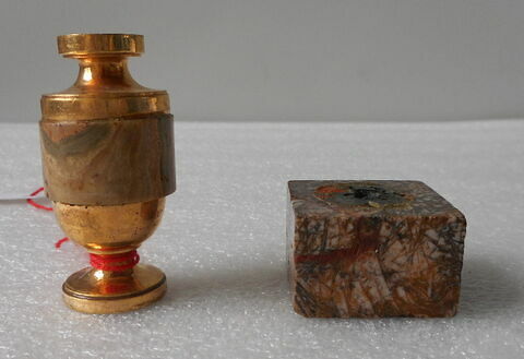 Vase à panse piriforme avec col et pied en cuivre doré, image 2/3