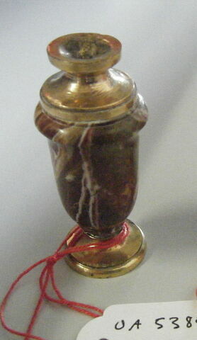Vase forme Médicis avec col et pied en cuivre doré
