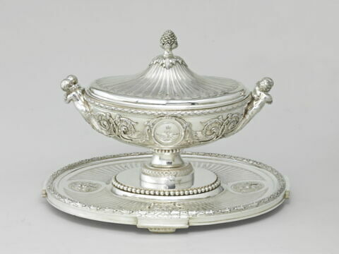 Terrine, sa doublure et son plateau du service du Roi d'Angleterre et de Hanovre George III, d'une paire (OA 12382), image 2/20