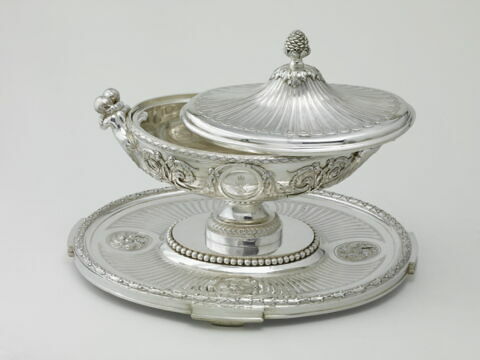 Terrine, sa doublure et son plateau du service du Roi d'Angleterre et de Hanovre George III, d'une paire (OA 12382), image 7/20