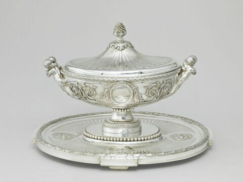 Terrine, sa doublure et son plateau du service du Roi d'Angleterre et de Hanovre George III, d'une paire (OA 12382), image 11/20