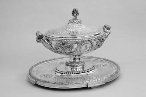 Terrine, sa doublure et son plateau du service du Roi d'Angleterre et de Hanovre George III, d'une paire (OA 12382), image 13/20
