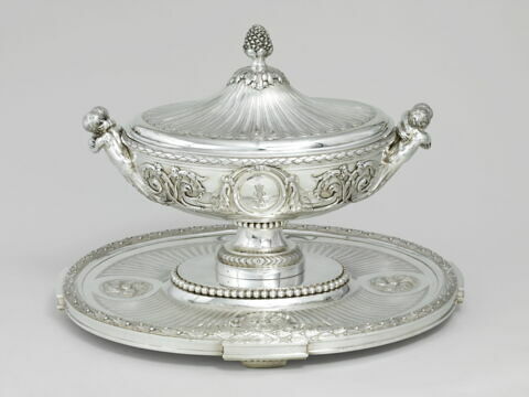Terrine, son plateau et sa doublure du service de George III d'Angleterre et de Hanovre, d'une paire (OA 12381), image 2/11