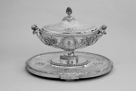 Terrine, son plateau et sa doublure du service de George III d'Angleterre et de Hanovre, d'une paire (OA 12381), image 1/11