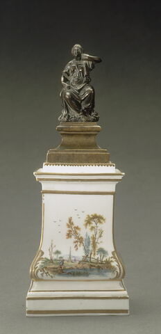 Vase "piédestal à oignons", d'une paire (OA 11965), et sa statuette en bronze formant couvercle : femme vêtue à l'antique