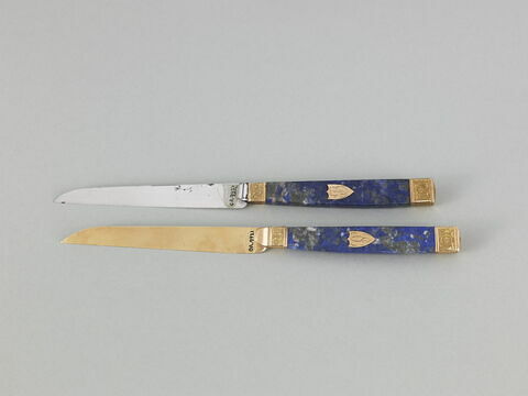 Paire de couteaux à dessert à manche en lapis-lazuli, à lame d'or pour l'un et d'acier pour l'autre