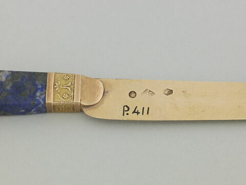 Paire de couteaux à dessert à manche en lapis-lazuli, à lame d'or pour l'un et d'acier pour l'autre, image 2/6