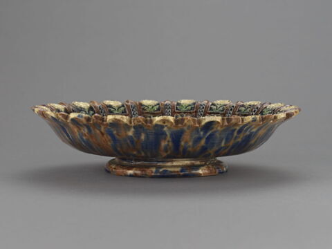 Plat rond en forme de corbeille : le Triomphe de Galatée (?), image 2/4