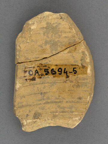 Deux fragments de vase recollés, image 2/3