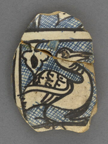 Deux fragments de vase recollés