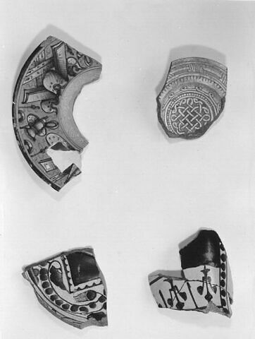 Fragments de l'aile et du marli d'un plat : trophées d'instruments de musique, image 3/3