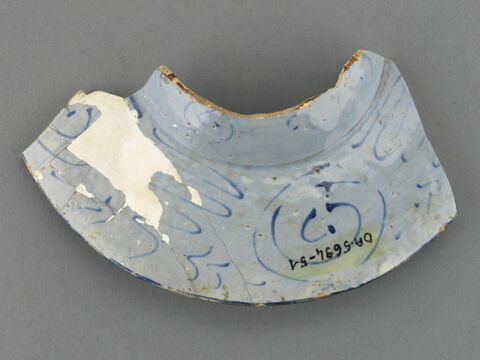 Fragments de l'aile et du marli d'un plat : trophées d'instruments de musique, image 2/3