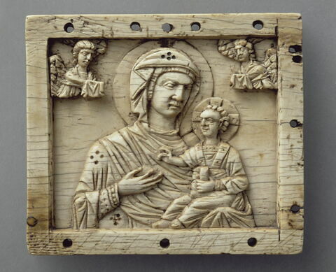 Plaque : Vierge à l'Enfant Hodeghetria, en buste, entre deux anges.