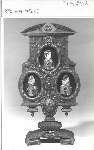 Trois médaillons dans un cadre en bois, pastiche néo-renaissance, image 3/6