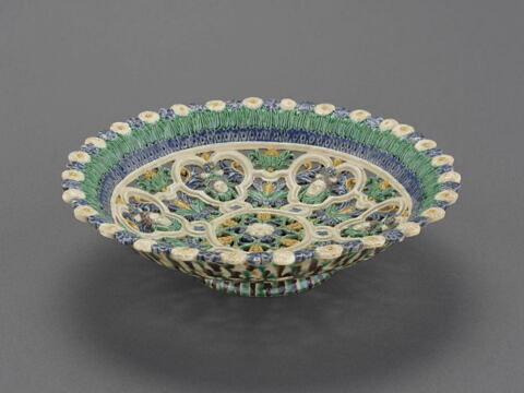 Coupe ronde ajourée : six masques dans une forme tréflée, image 4/7