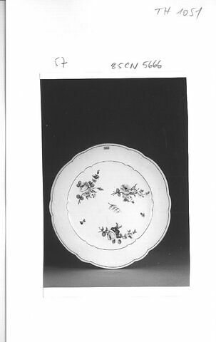 Assiette "à bouquets", d'un ensemble de quarante-sept, (TH 1020 à 1066) d'un service (TH 809 à 1066)