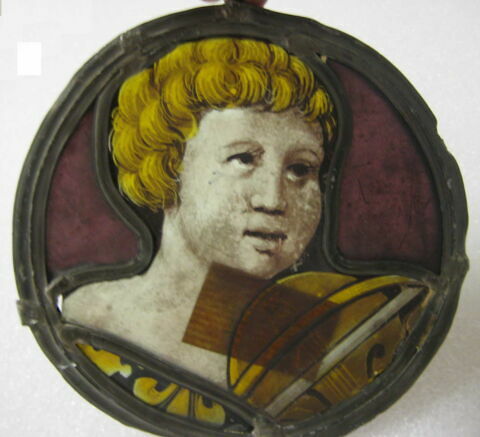 Médaillon : tête de jeune homme avec instrument de musique, image 1/1