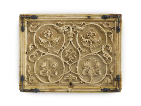 Plaque de coffret : rinceaux avec fleurons et feuillages