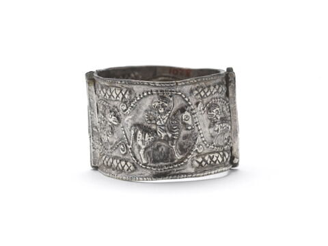 Bracelet à décor de cavaliers et de griffons d'une série de trois bracelets (OA 8200 à OA 8202)