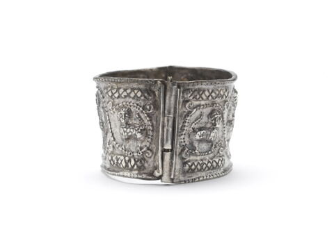 Bracelet à décor de cavaliers et de griffons d'une série de trois bracelets (OA 8200 à OA 8202), image 2/4