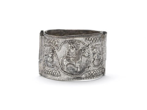 Bracelet à décor de cavaliers et de griffons d'une série de trois bracelets (OA 8200 à OA 8202), image 3/4