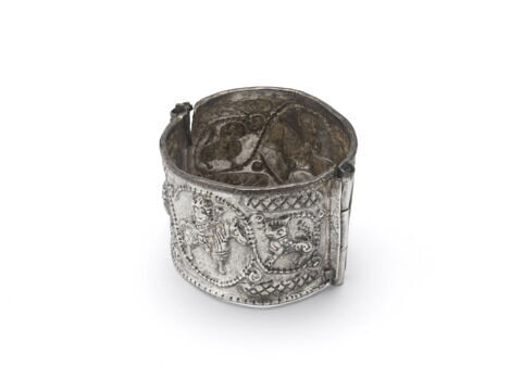 Bracelet à décor de cavaliers et de griffons d'une série de trois bracelets (OA 8200 à OA 8202), image 4/4