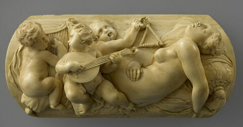 Relief : Femme endormie et trois putti musiciens., image 2/3