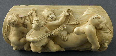 Relief : Femme endormie et trois putti musiciens.
