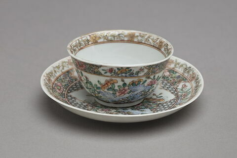 Tasse et soucoupe en porcelaine, image 1/4