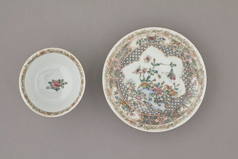 Tasse et soucoupe en porcelaine, image 2/4