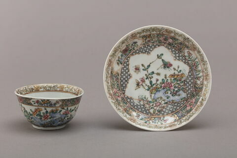 Tasse et soucoupe en porcelaine, image 3/4