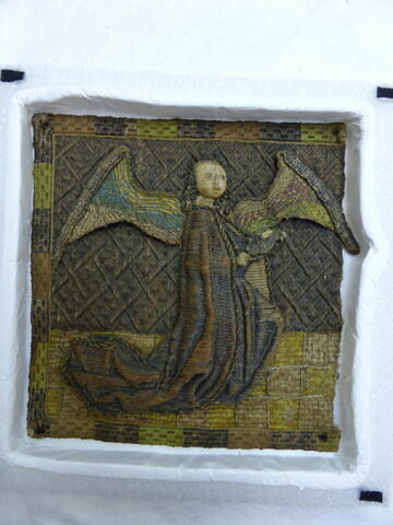 Orfroi de chasuble : ange portant un phylactère, image 1/1