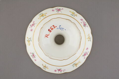 Compotier sur pied bas à bords contournés, d'une série de quatre (R 560, 561, 562, 563), d'un service de table (R 550 à 675), image 2/4