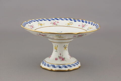 Compotier sur pied bas à bords contournés, d'une série de quatre (R 560, 561, 562, 563), d'un service de table (R 550 à 675), image 3/4