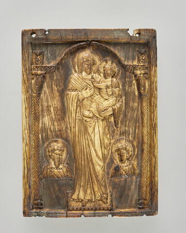 Plaque centrale d'un triptyque : la Vierge à l'Enfant Hodegetria entre deux saints en buste.